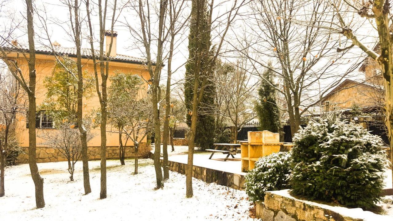 Casa Rural El Trepador Azul Futbolín Barbacoa 8 personas Becerril de la Sierra Exterior foto