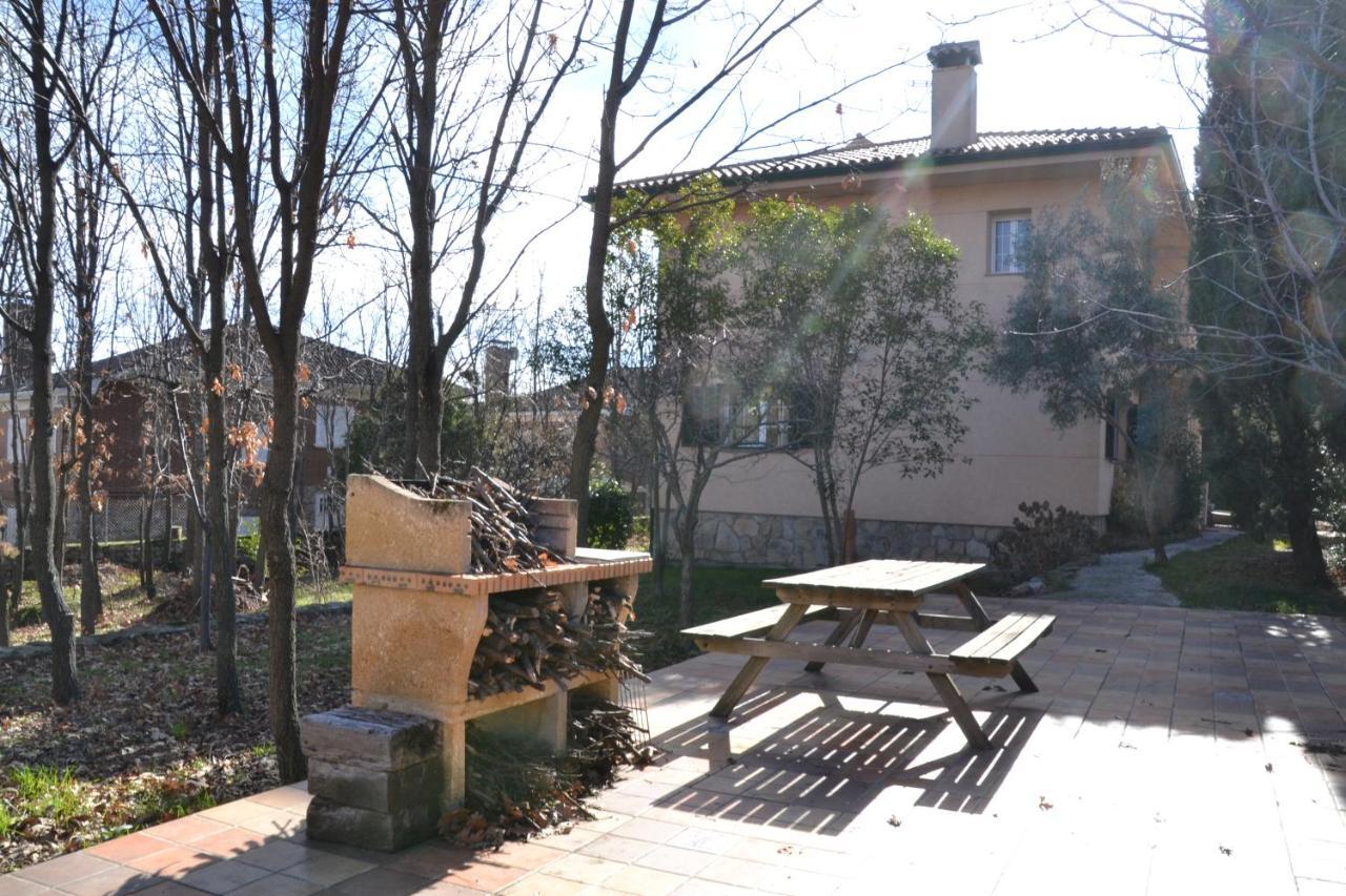 Casa Rural El Trepador Azul Futbolín Barbacoa 8 personas Becerril de la Sierra Exterior foto